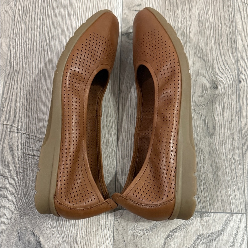 CLARKS Jenette Ease Perforated Ballet Flats in Brown Leather Size 8.5 NEW - Picture 7 of 9